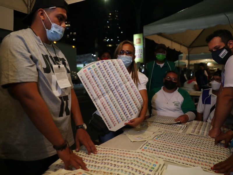 Salvadoreños votan para favorecer a Bukele