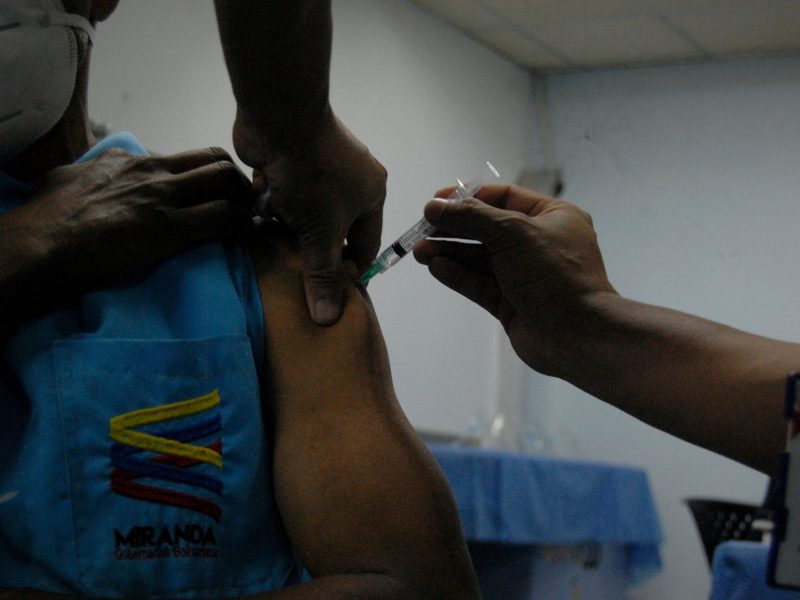 Inician vacunación de personal docente en Caracas y Vargas