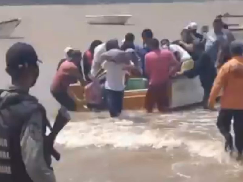 Rescatan con vida a 18 personas que quedaron a la deriva en costas de Falcón