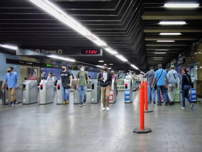 Largas colas y tarjetas dañadas, así se cobra el pasaje en el Metro de Caracas