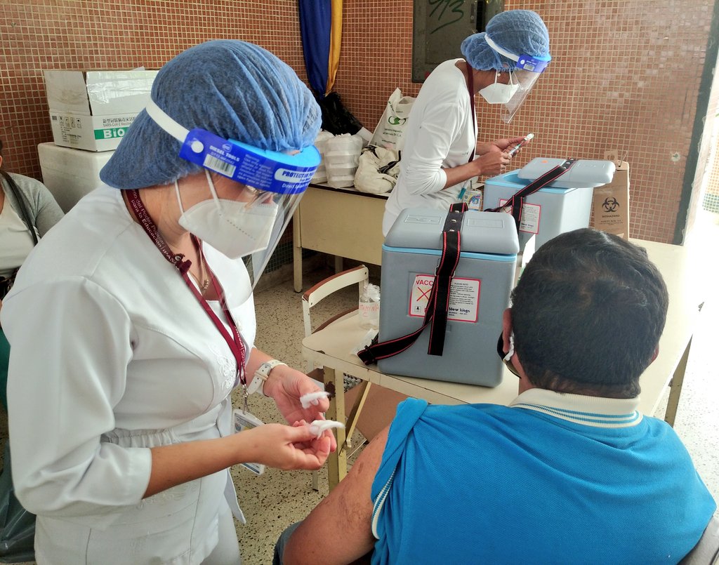 Maestros, administrativos y obreros reciben vacuna china Sinopharm