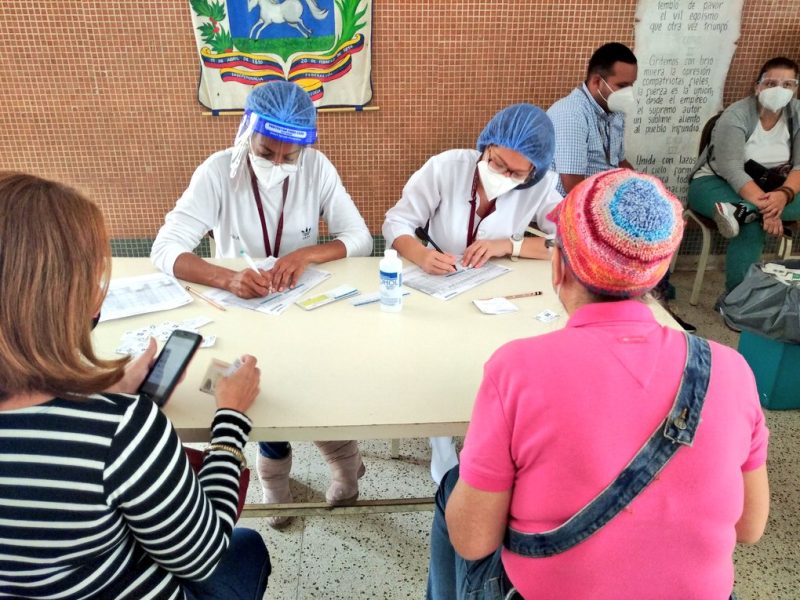 Maestros, administrativos y obreros reciben vacuna china Sinopharm