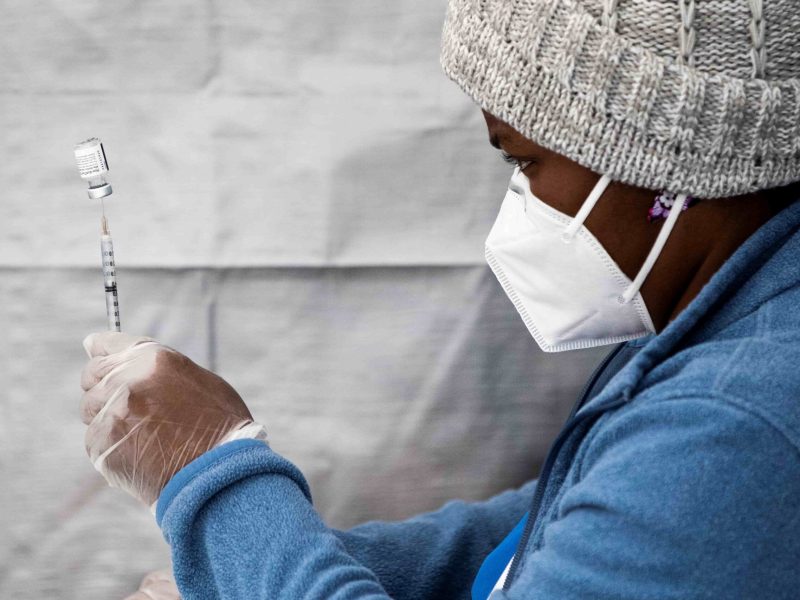 Segunda dosis de vacuna no se necesitaría en aquellos con infección previa, según estudio