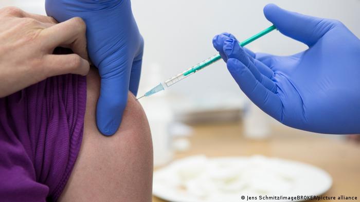 Reino Unido donará 100 millones de dosis de vacunas contra el coronavirus