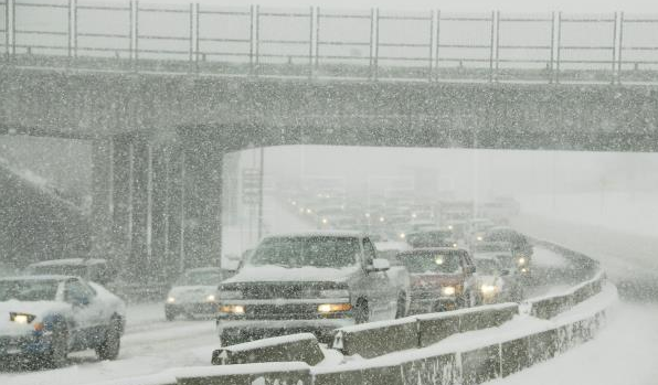 Cancelan 2 mil vuelos por tormenta invernal al oeste de EEUU