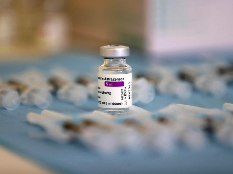 España también suspende la administración de la vacuna de AstraZeneca