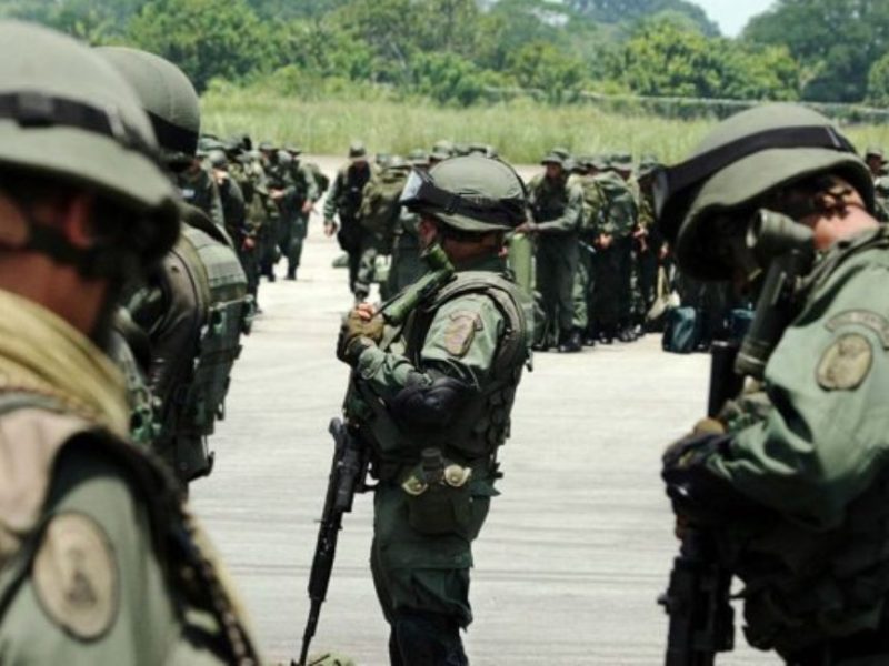 Piden incluir liberación de presos políticos militares en la agenda de negociación