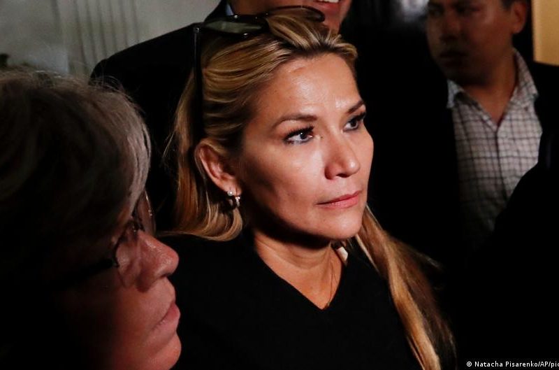 Áñez denuncia "torturas" desde su detención en una carta de su puño y letra