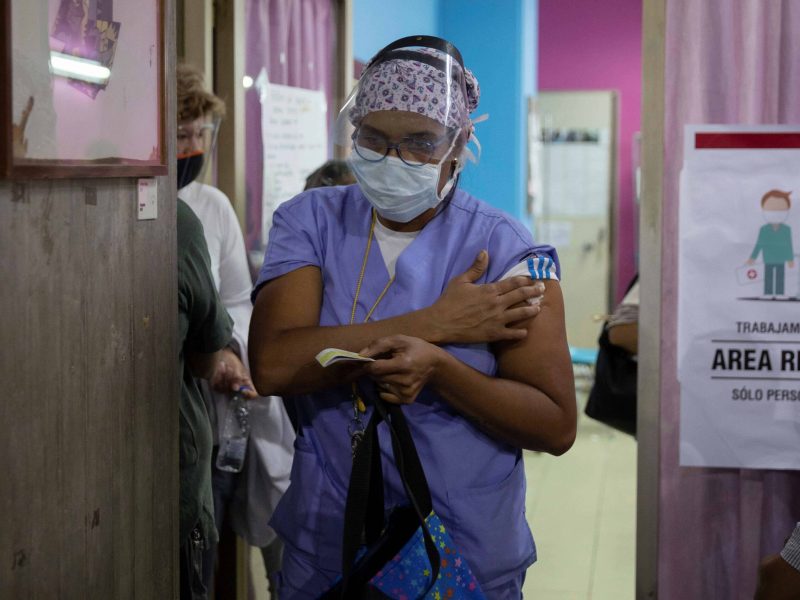 "Me puse la vacuna porque tengo que cuidar a mi familia", cuenta docente en Puerto Ayacucho