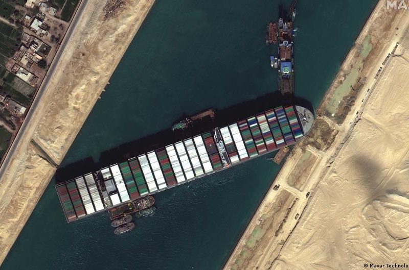 Un error humano pudo haber causado encallamiento de buque en canal de Suez