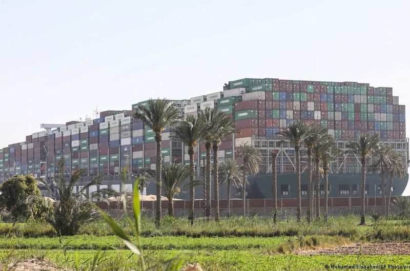 Fracasa nuevo intento de desbloquear el canal de Suez