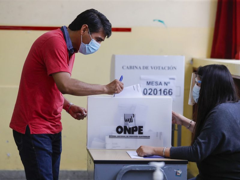 Perú suspende