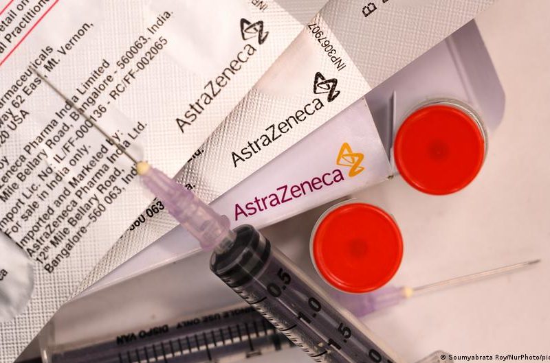Reino Unido recomienda vacunas alternativas a AstraZeneca para menores de 30 años