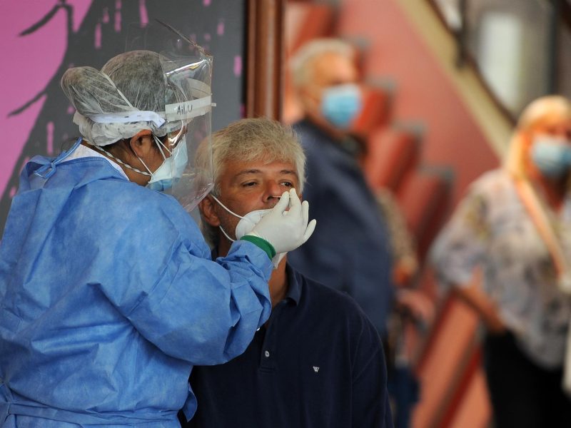 Autoridades sanitarias europeas advierten de riesgo de nuevas variantes del covid para personas mayores