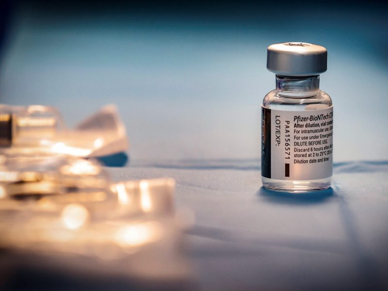 Pfizer asegura que "probablemente" sea necesaria una tercera dosis de la vacuna