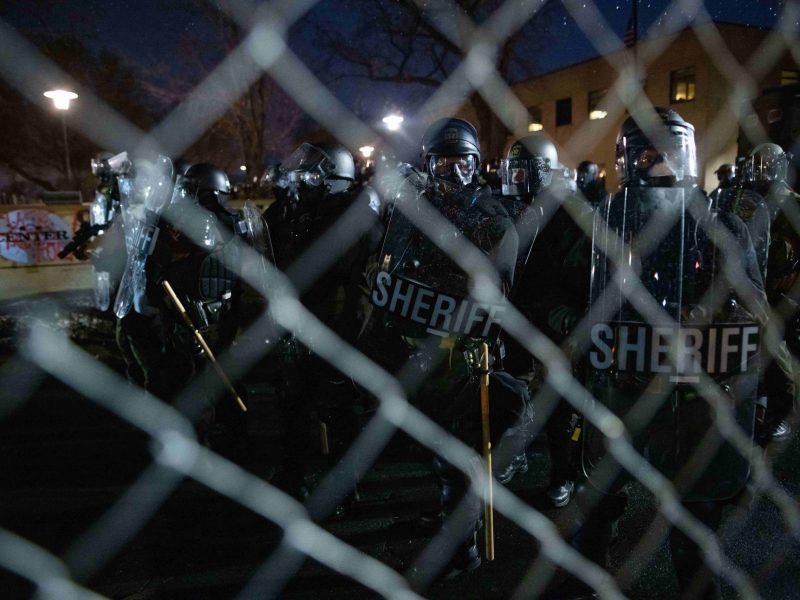 Protestas y altercados contra la violencia policial se esparcen por EEUU