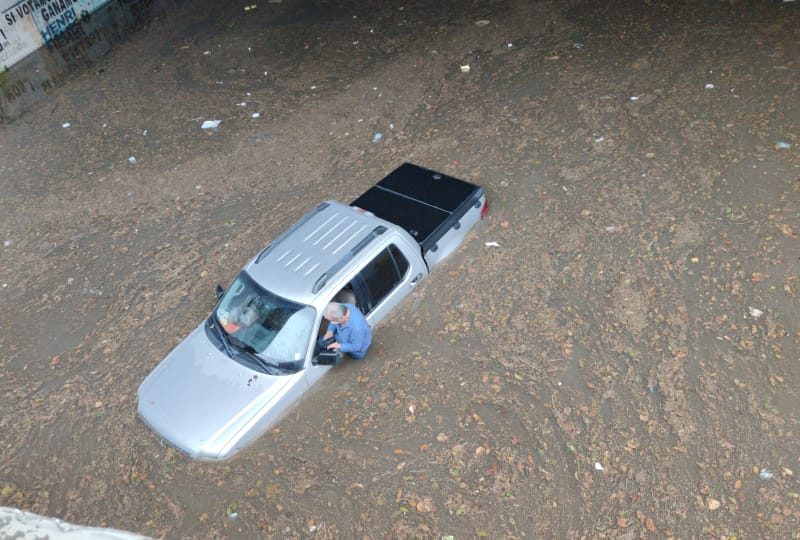 Lluvias dejan lagunas en Caracas y agudizan falla en carretera del Táchira