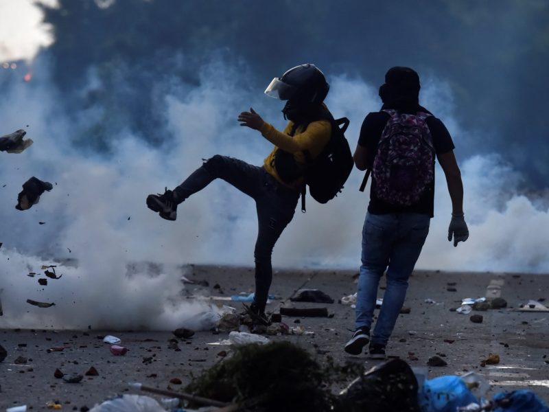 Detienen a 10 venezolanos en Cali por participar en protestas, dice alcalde de la zona