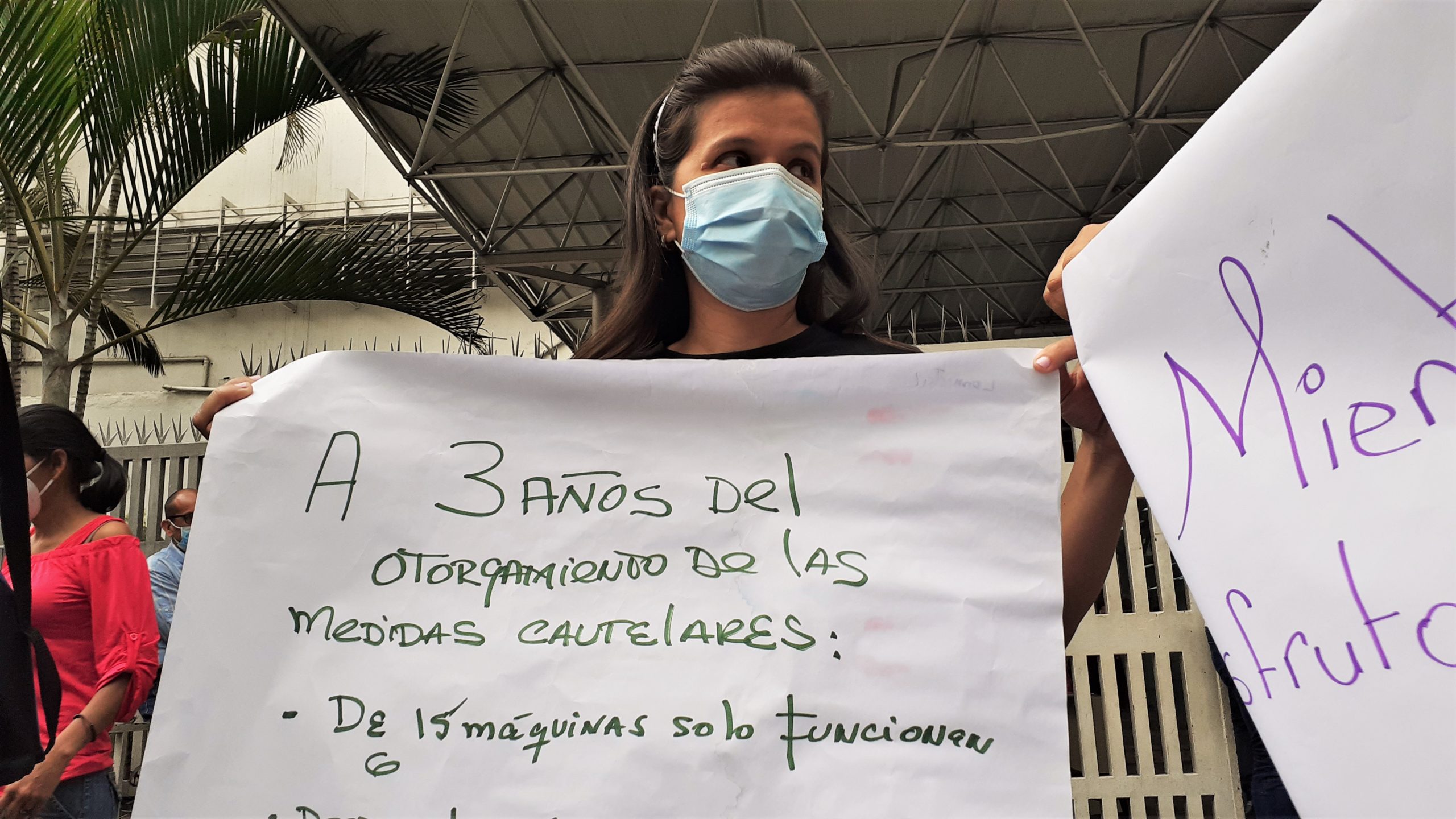 Afirman que solo funcionan 6 máquinas de diálisis.