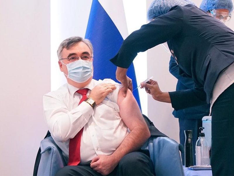 Venezuela inicia ensayos de la EpiVacCorona con el embajador ruso como primer voluntario