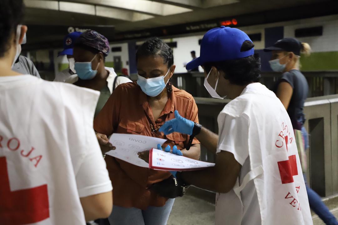 Cruz Roja venezolana entrega kits anticovid en el Metro de Caracas