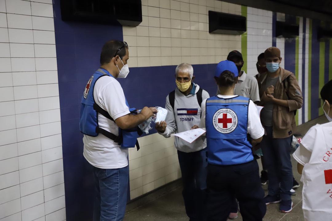 Cruz Roja venezolana entrega kits anticovid en el Metro de Caracas