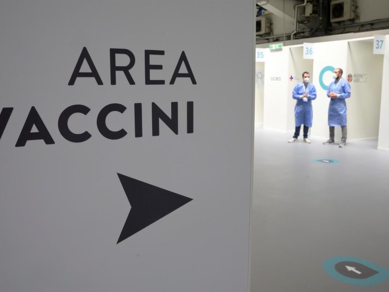 Vacunas anticovid reducen los ingresos y muertes en más del 90%, según estudio italiano