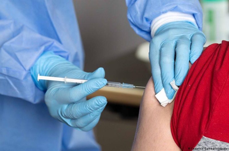 Expertos alemanes advierten: podría hacer falta una tercera dosis de vacuna