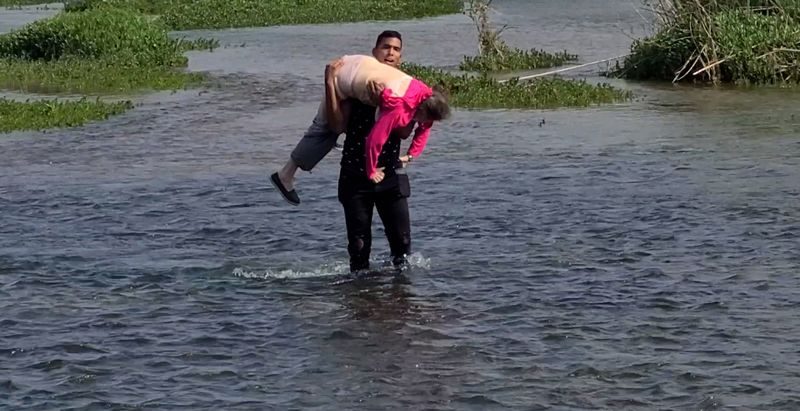 Migrante venezolano cruza el río Bravo con una abuela cargada en sus brazos