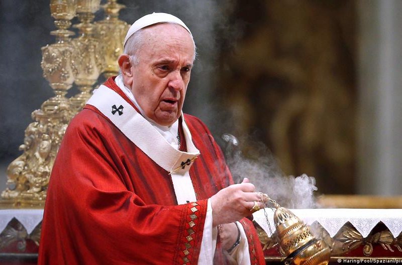 El papa renuncia a oficiar la Vigilia Pascual por su dolor en la rodilla