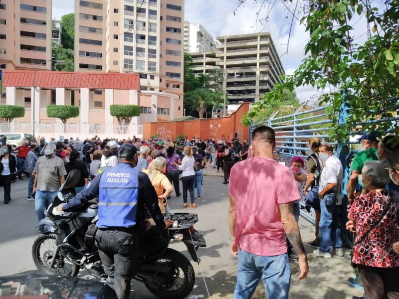 "Vengo de Petare por la vacuna, mi hermano murió de COVID-19", dice mujer en cola para inmunizarse