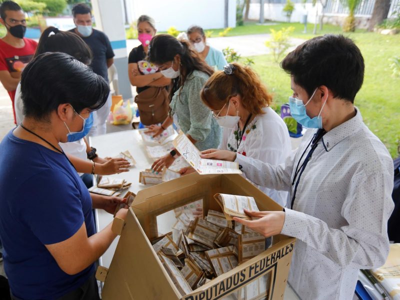 Cierran colegios electorales en los comicios intermedios de México