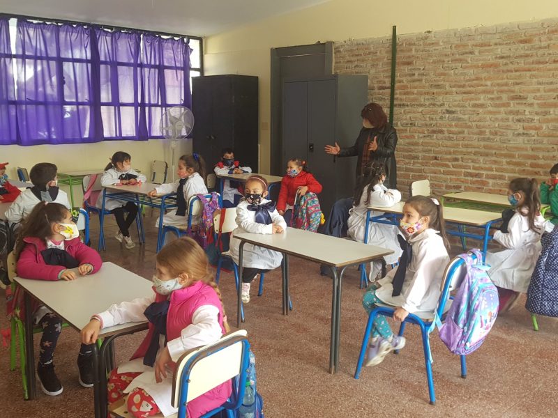 Unos 51.000 alumnos regresan a las clases presenciales en Uruguay