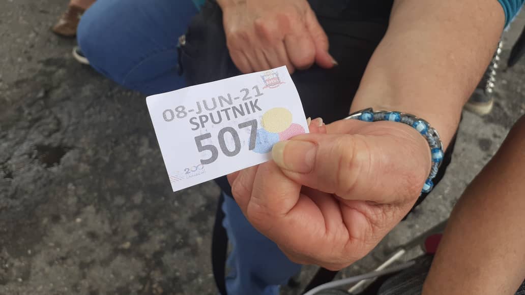 Con números, mensajes o suerte: así es la vacunación contra COVID-19 en Caracas