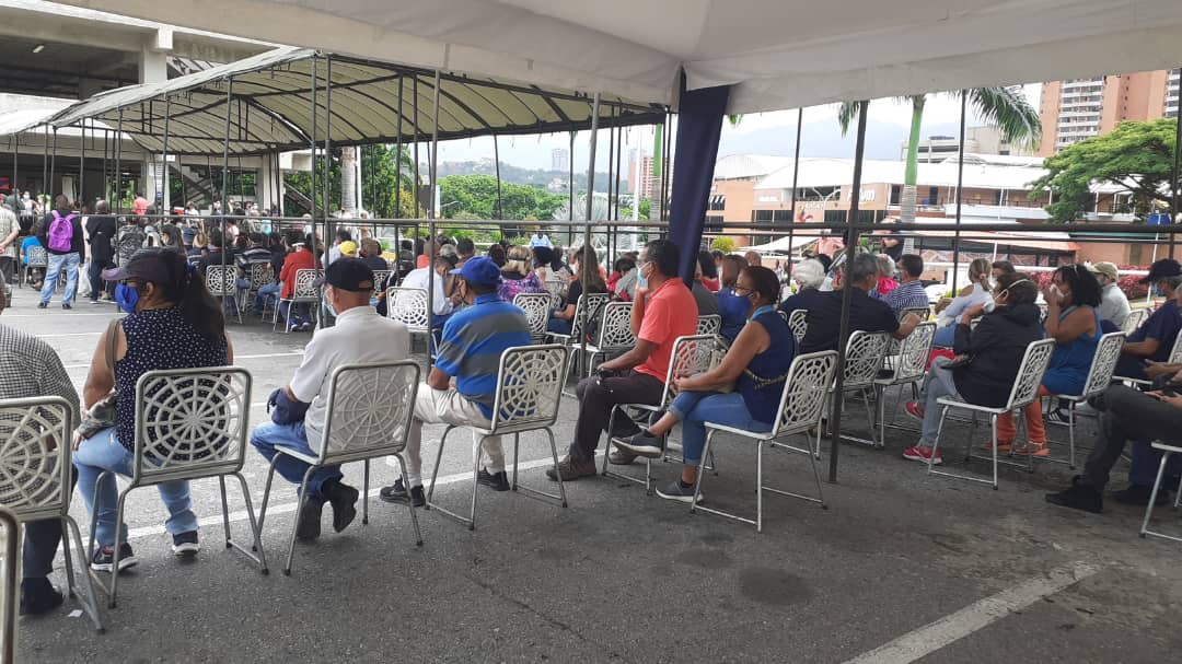 Con números, mensajes o suerte: así es la vacunación contra COVID-19 en Caracas
