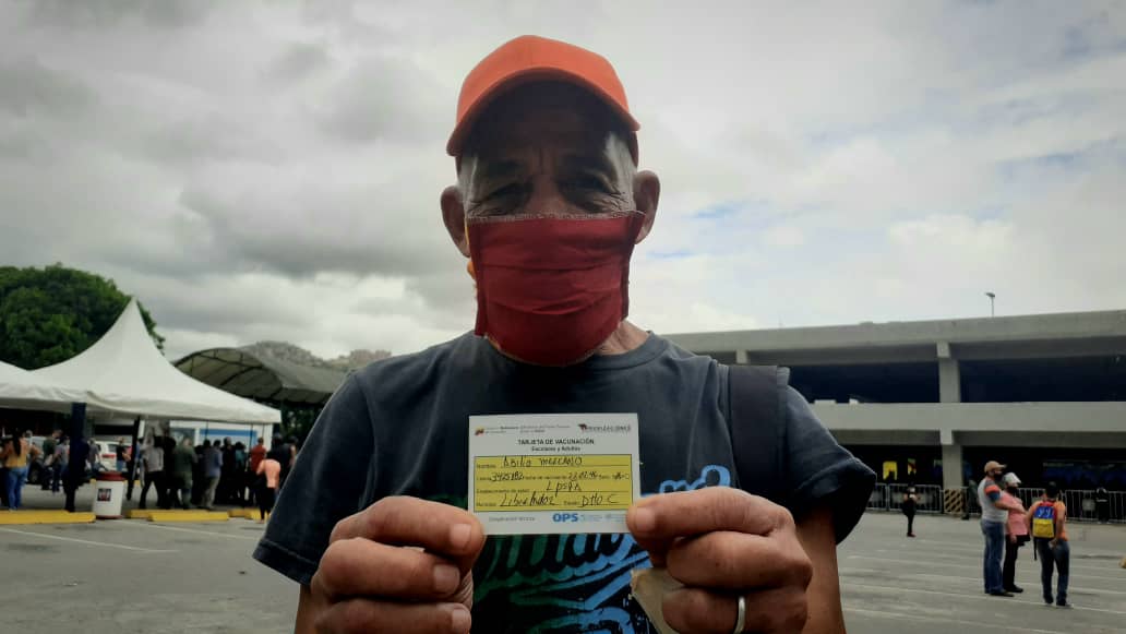 Con números, mensajes o suerte: así es la vacunación contra COVID-19 en Caracas