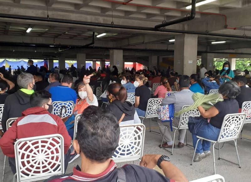 Con números, mensajes o suerte: así es la vacunación contra COVID-19 en Caracas