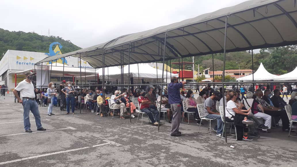 En el Ipsfa reparten hasta 2.000 números | Foto: Efecto Cocuyo