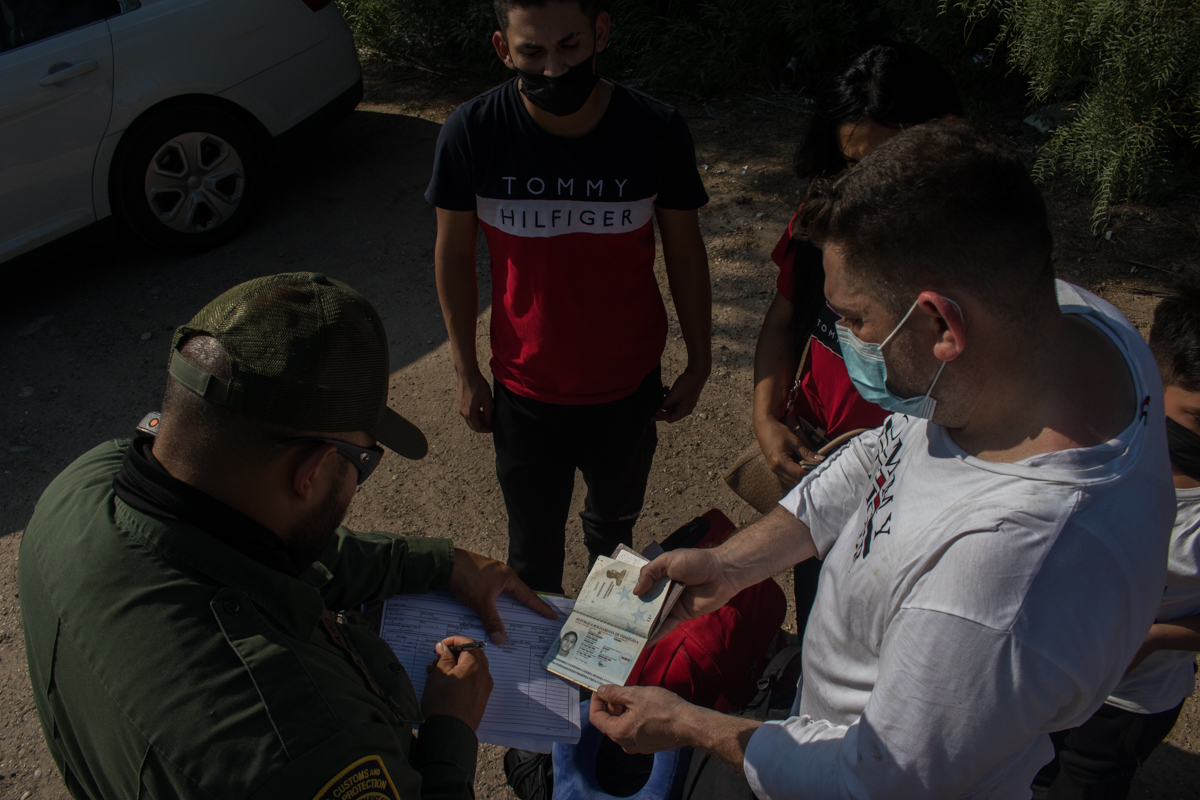 Efectivos de la patrulla fronteriza toman los datos de los migrantes que cruzan el Río Grande. Foto de Iván Ernesto Reyes.