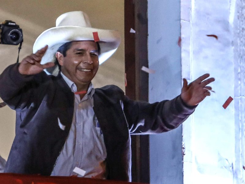 Castillo asume rol de presidente electo de Perú pese a falta de proclamación