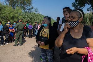 Adultos mayores venezolanos están migrando a Estados Unidos a través del Río Grande