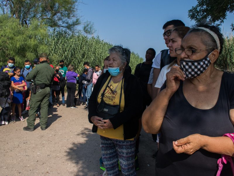 Adultos mayores venezolanos están migrando a Estados Unidos a través del Río Grande