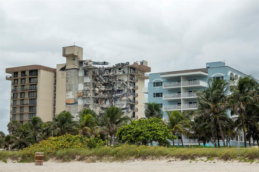 Al menos un muerto deja derrumbe parcial de edificio en Miami 