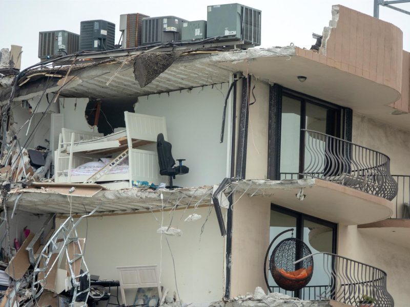 Al menos un muerto deja derrumbe parcial de edificio en Miami 