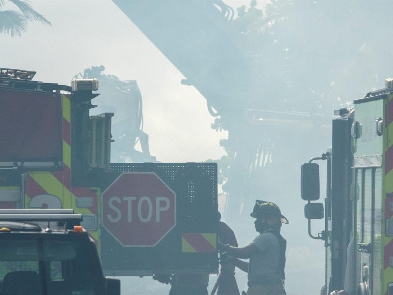 Sube a 12 la cifra de muertos por derrumbe de un edificio en Miami-Dade