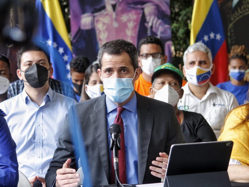 Oposición aprueba el fin del gobierno interino en primera discusión