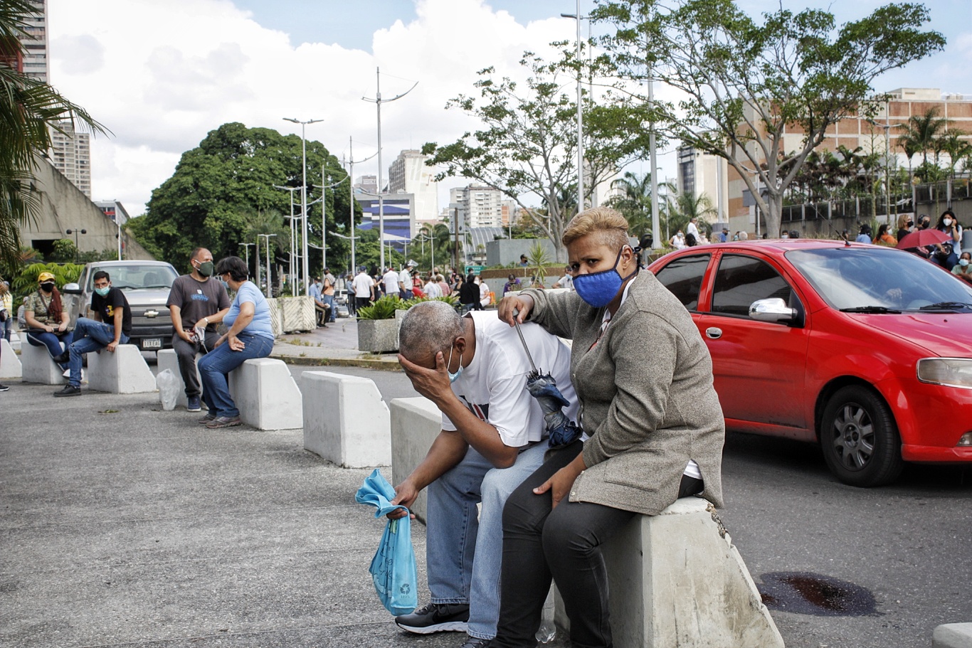 Adultos mayores han soportado horas de sol y lluvia en las jornadas de vacunación en Caracas | Foto: Efecto Cocuyo