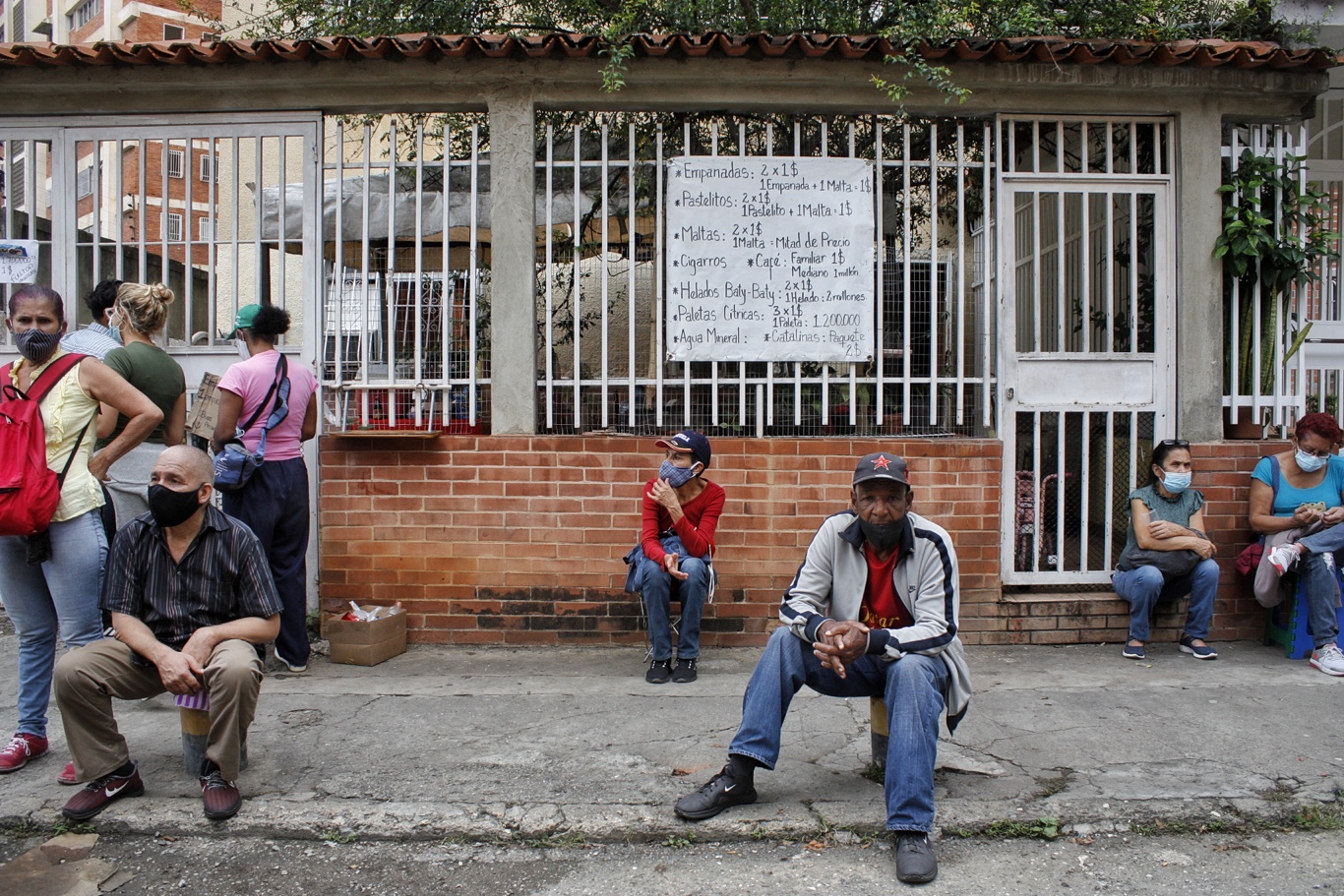Vecinos de Bello Monte aprovechan las colas para vender alimentos | Foto: Efecto Cocuyo
