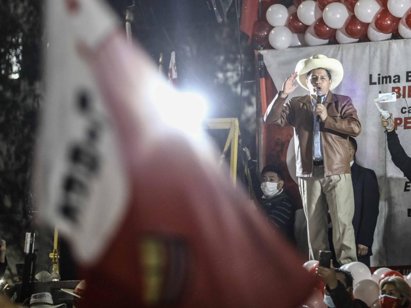 Perú deportará a extranjeros que "se portaron mal", dice Pedro Castillo