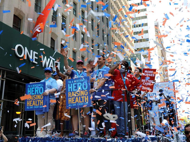 Nueva York celebra el fin de las restricciones con un desfile sin mascarillas